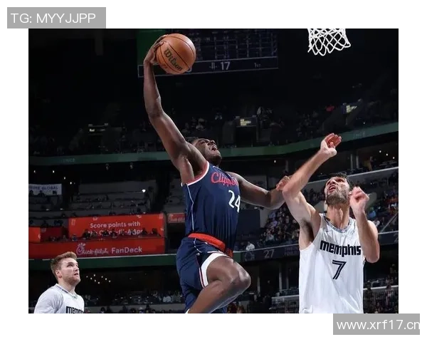 哈登表现起伏不定全场仅得18分下半场状态低迷失误和犯规频频影响球队表现