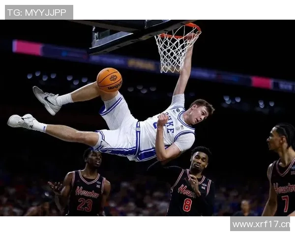 他以2米36的惊人高度轻松扣篮创下美国大学篮球历史新纪录