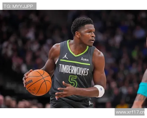 爱德华兹首节表现出色7投5中斩获12分并贡献1次抢断