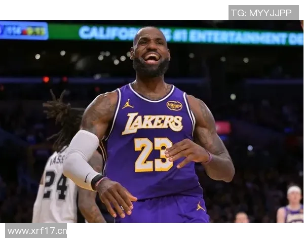 詹姆斯若不退役或将降薪留队湖人引发热议